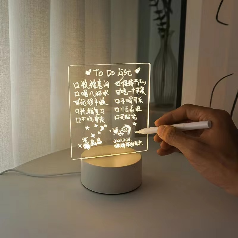 تحفهٔ خوش‌آمدگویی ویژه با پایهٔ چوبی و وسایل برقی نوشتاری