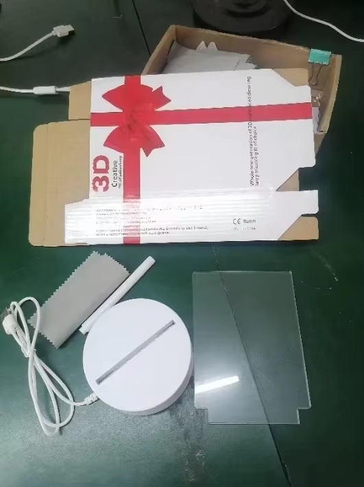 تحفهٔ خوش‌آمدگویی ویژه با پایهٔ چوبی و وسایل برقی نوشتاری