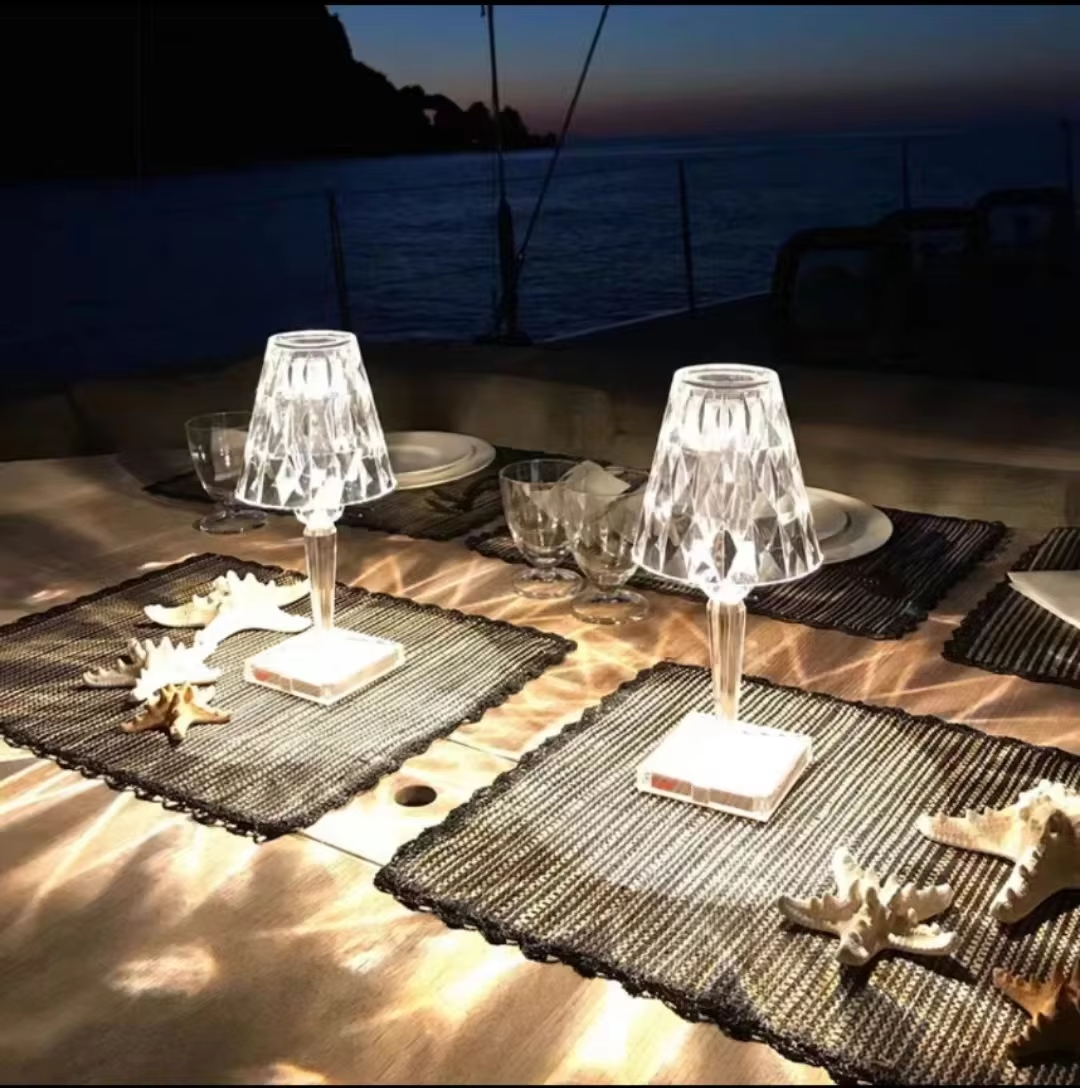 چراغ رومیزی کریستالی با چند رنگ و روشنایی قابل تنظیم